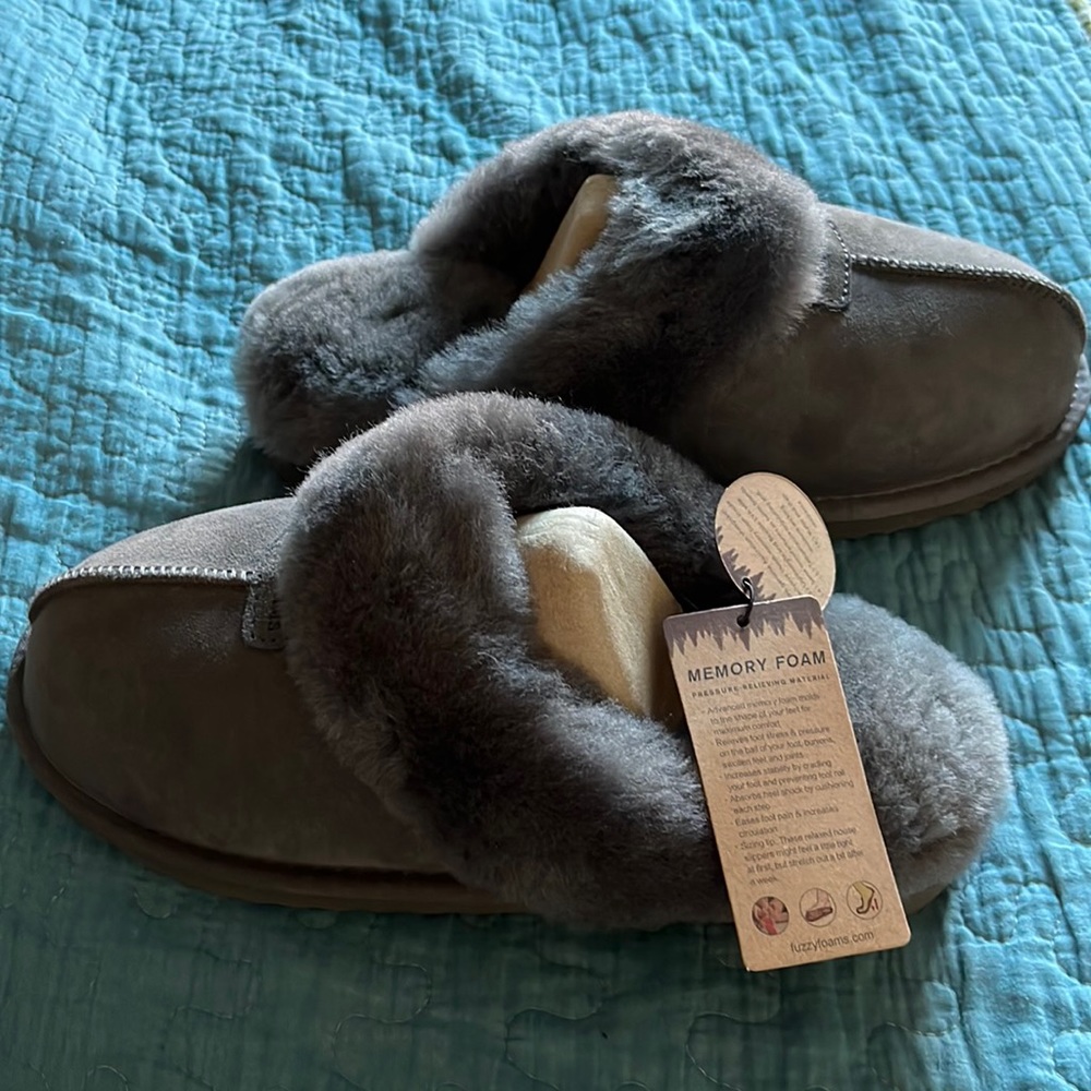 FuzzyFoams Australian Sheepskin Slippers  women’s 10, men’s 8 Memory Foam